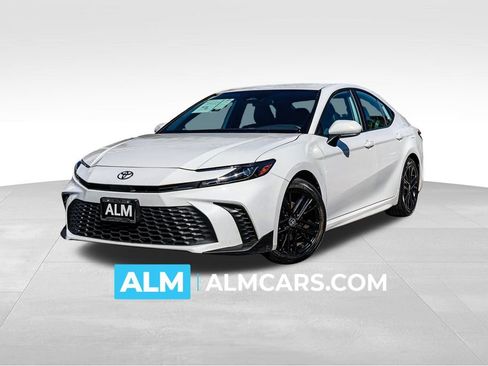 Used 2025 Toyota Camry SE image 1