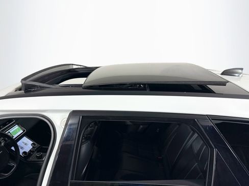 Used 2019 Land Rover Range Rover Velar R-Dynamic SE image 27