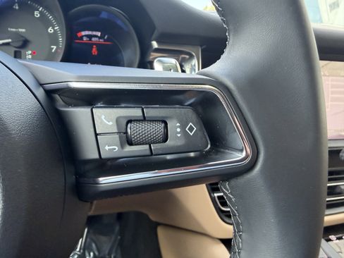 Certified 2025 Porsche Macan AWD/4WD image 32
