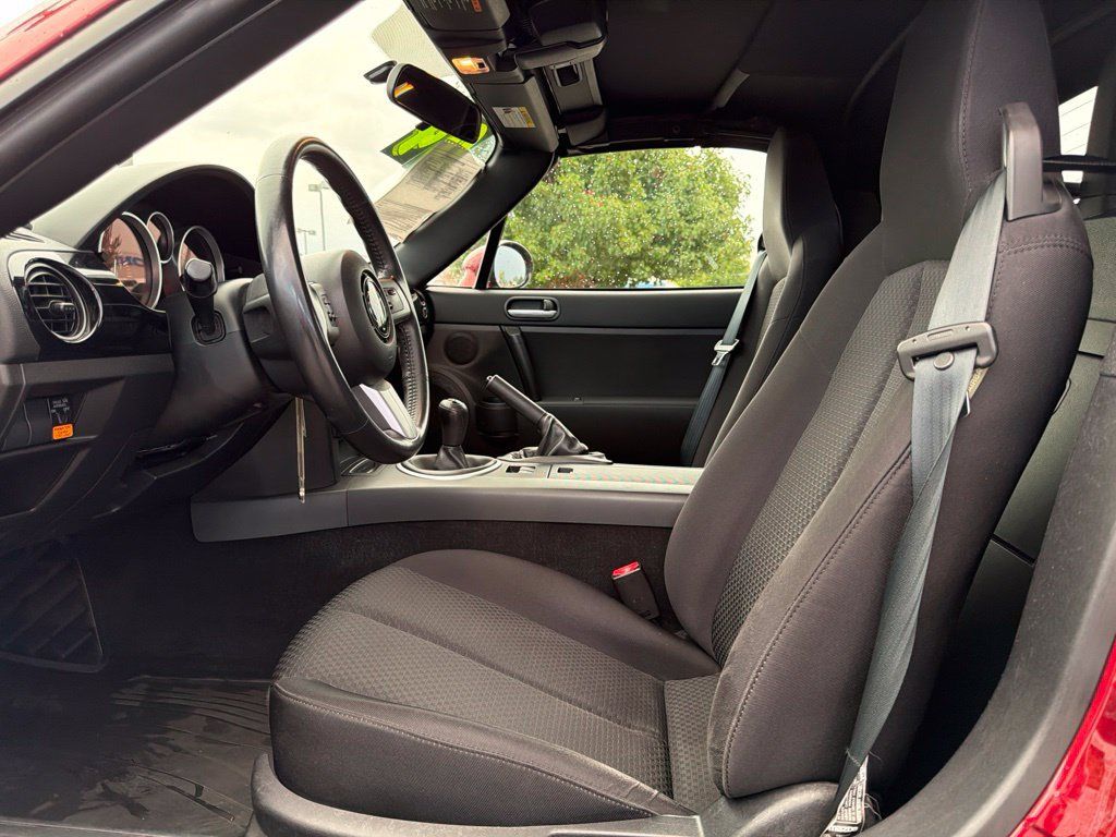 Used 2006 MAZDA MX-5 Miata Touring w/ Appearance Pkg RWD image 10