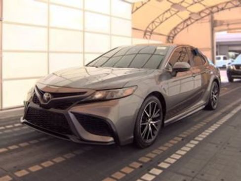 Used 2021 Toyota Camry SE FWD image 1