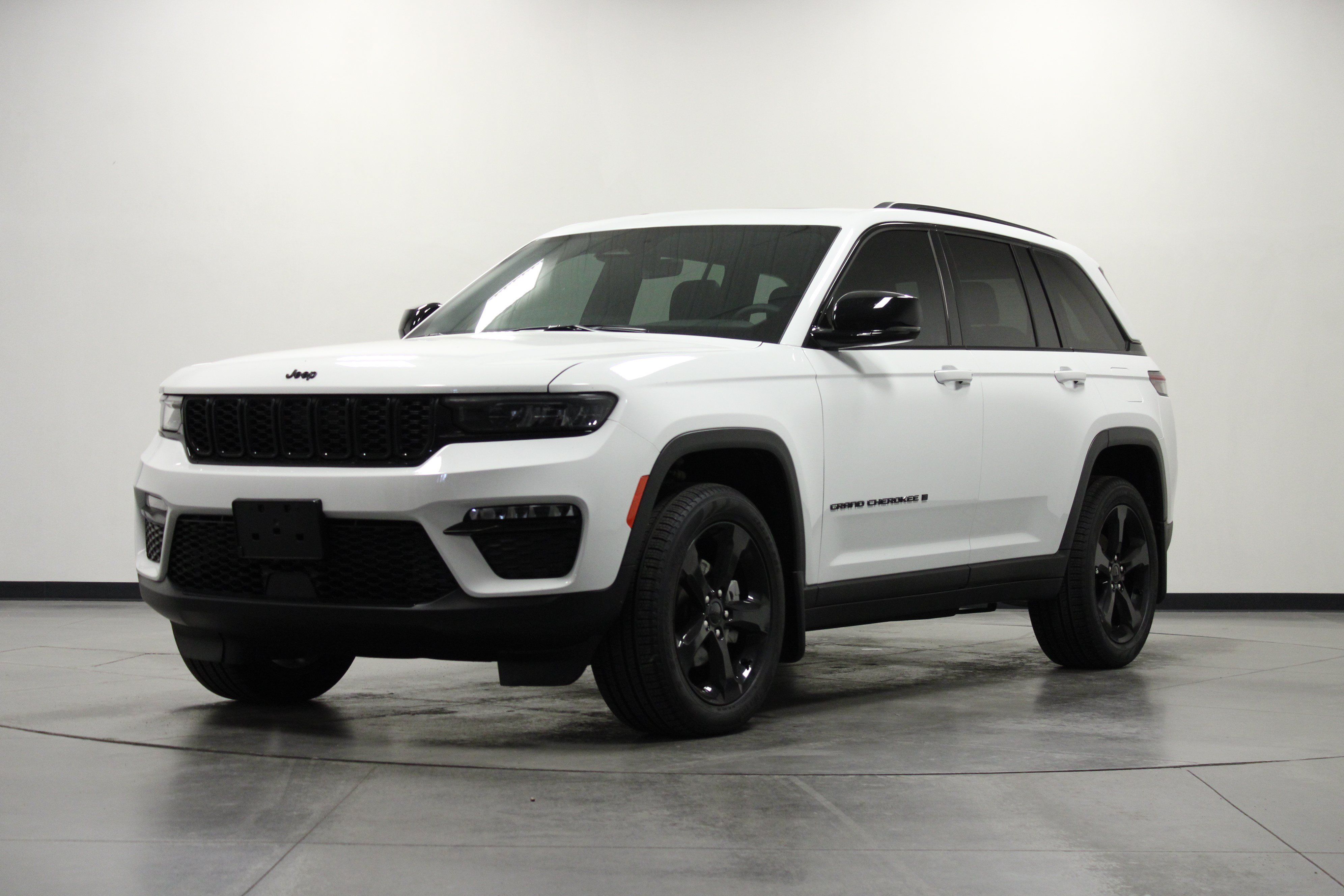 Used 2025 Jeep Grand Cherokee Limited w/ Black Appearance Package AWD/4WD image 8