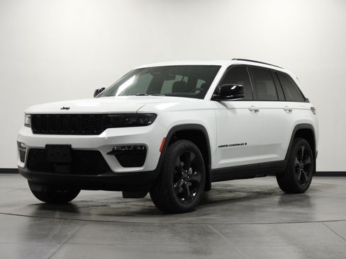 Used 2025 Jeep Grand Cherokee Limited w/ Black Appearance Package AWD/4WD image 8