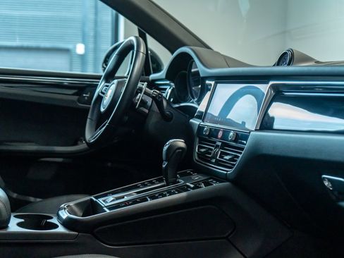 Certified 2026 Porsche Macan AWD/4WD image 32
