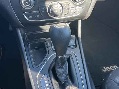 Used 2019 Jeep Cherokee Latitude w/ Popular Appearance Group FWD image 6