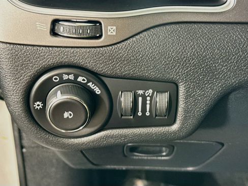 Used 2020 Jeep Cherokee Latitude Plus w/ Cold Weather Group AWD/4WD image 19
