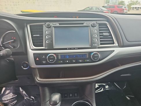 Used 2019 Toyota Highlander XLE AWD/4WD image 26