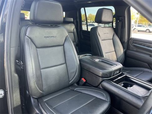 Used 2024 GMC Yukon XL Denali image 30
