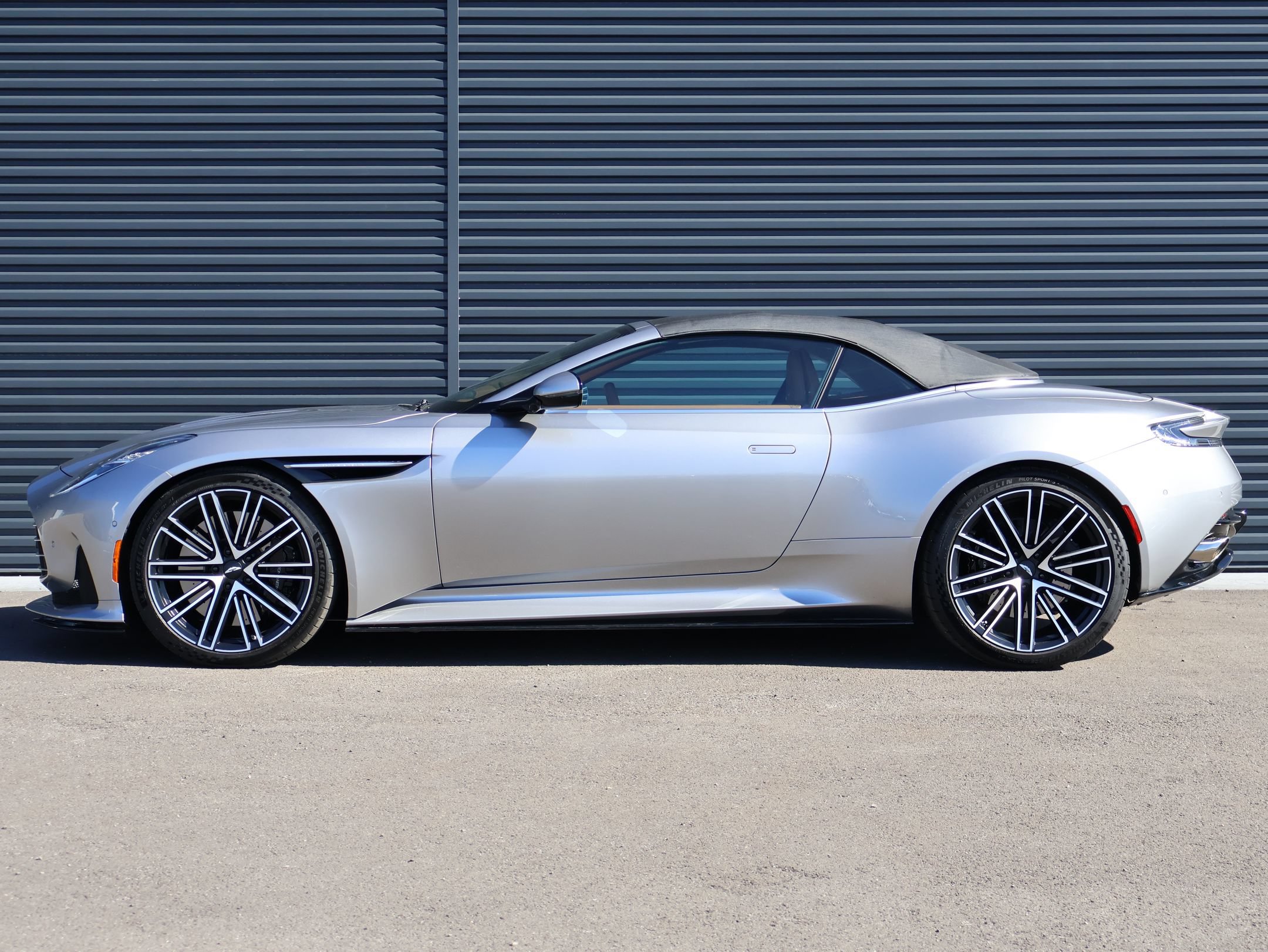 Used 2024 Aston Martin DB12 Convertible RWD image 9