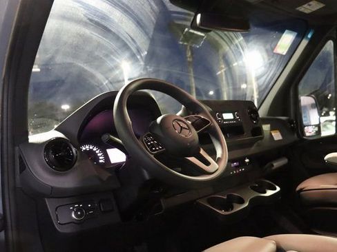 Used 2023 Mercedes-Benz Sprinter 2500 image 27