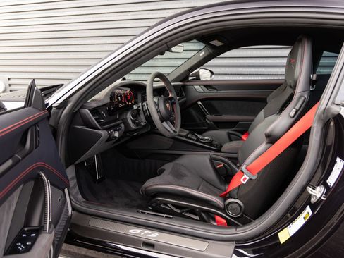 Certified 2025 Porsche 911 GT3 RWD image 24