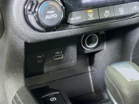 Used 2021 Nissan Kicks SV image 28