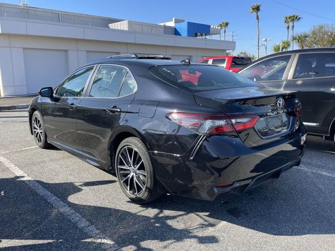 Used 2024 Toyota Camry SE image 3