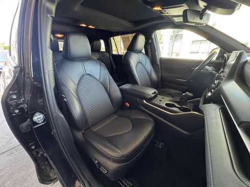 Used 2024 Toyota Highlander XSE FWD image 39