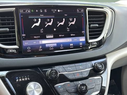 Used 2023 Chrysler Pacifica Touring-L FWD image 30