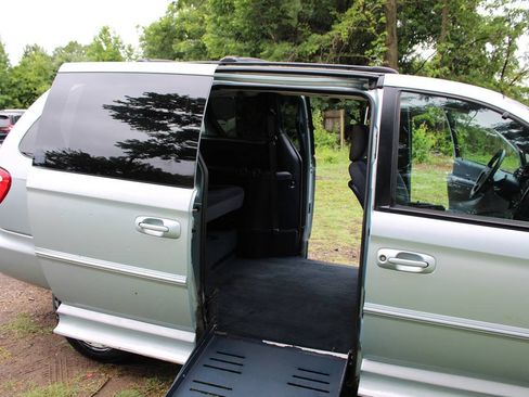 Used 2001 Chrysler Town & Country LX FWD image 34