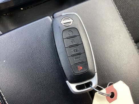 Used 2024 Nissan Rogue SV image 34