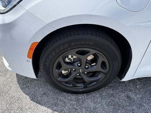 Used 2024 Chrysler Pacifica Limited FWD image 7