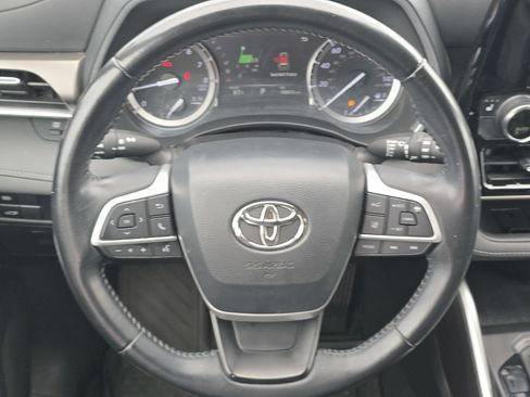 Used 2022 Toyota Highlander XLE image 18