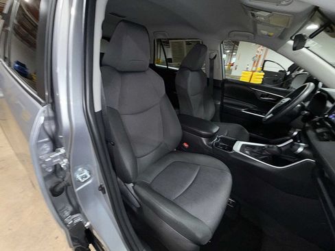 Used 2025 Toyota RAV4 XLE AWD/4WD image 16