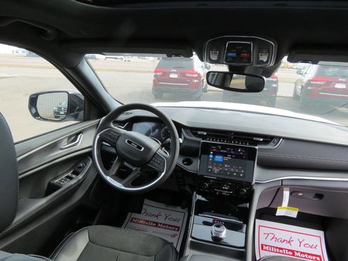 Used 2025 Jeep Grand Cherokee Altitude image 13