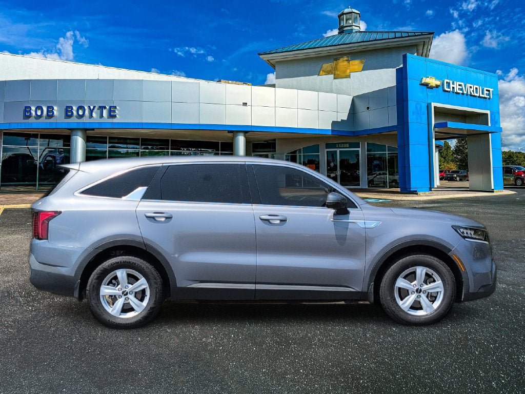 Used 2023 Kia Sorento LX FWD image 2