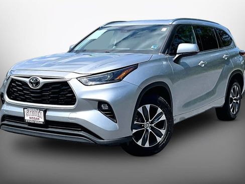 Used 2021 Toyota Highlander XLE FWD image 3