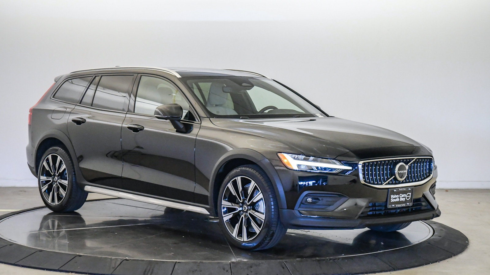 Certified 2025 Volvo V60 B5 Cross Country Ultra AWD/4WD image 6
