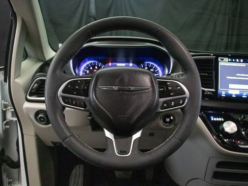 Used 2024 Chrysler Pacifica Touring-L FWD image 25