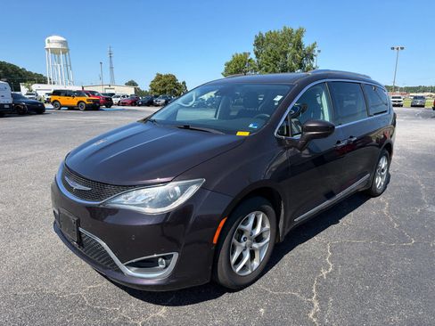 Used 2018 Chrysler Pacifica Touring-L Plus w/ Advanced Safetytec Group FWD image 7