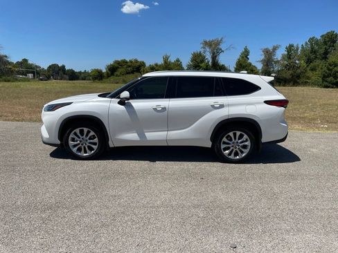 Used 2020 Toyota Highlander Limited FWD image 2