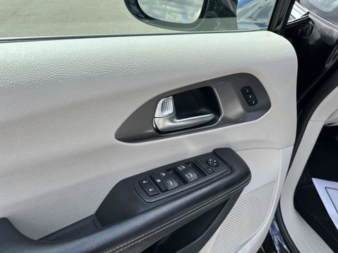 Used 2022 Chrysler Pacifica Touring-L FWD image 19