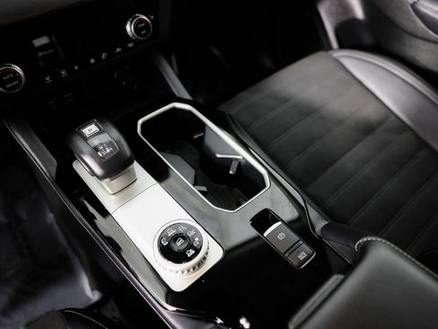 Used 2025 Mitsubishi Outlander SE image 29