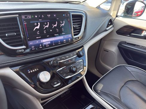 Used 2022 Chrysler Pacifica Limited image 22