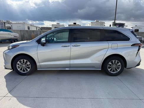 Used 2023 Toyota Sienna XLE image 6
