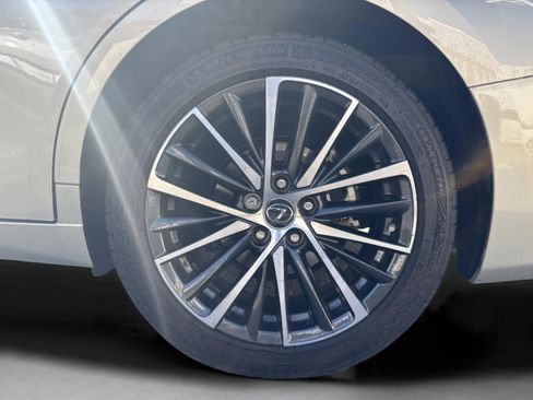 Used 2025 Lexus ES 300h w/ Premium Package image 7