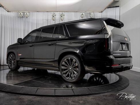 Used 2025 Cadillac Escalade ESV V AWD/4WD image 9