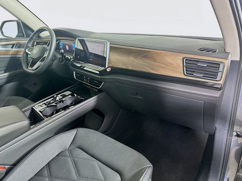 Used 2025 Volkswagen Atlas SE image 28