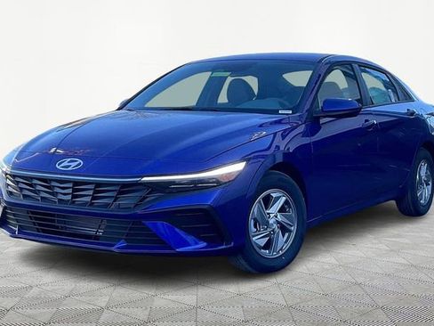 New 2026 Hyundai Elantra SE FWD image 2