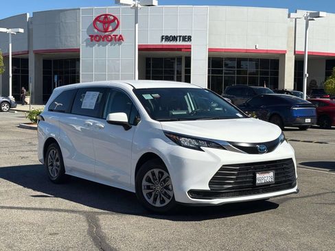 Certified 2023 Toyota Sienna LE FWD image 1