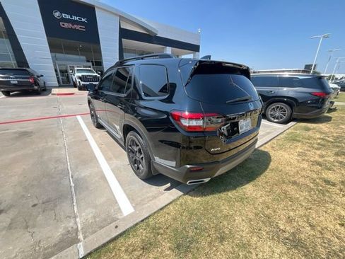Used 2025 Honda Pilot Touring image 4