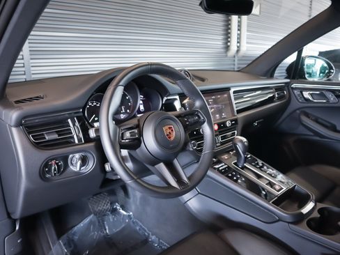 Certified 2026 Porsche Macan AWD/4WD image 4