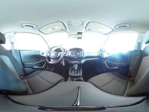 Used 2025 Kia Soul LX w/ LX Technology Package FWD image 40