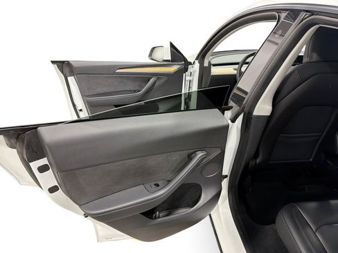 Certified 2023 Tesla Model Y AWD image 10