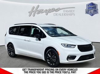 New 2026 Chrysler Pacifica Select video 1