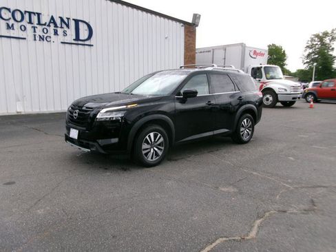 Used 2023 Nissan Pathfinder SL w/ Lighting Package (N92) AWD/4WD image 2