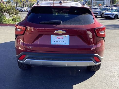 Used 2025 Chevrolet Trax LT w/ LT Convenience Package image 8