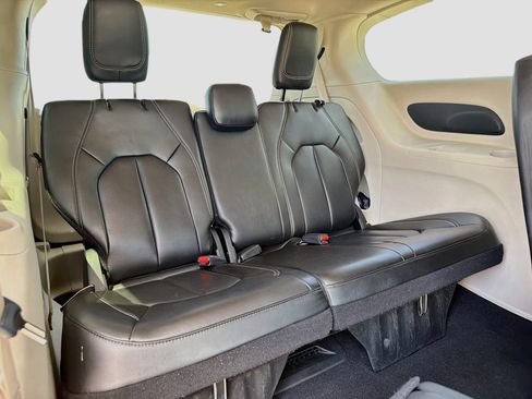 Used 2023 Chrysler Pacifica Touring-L FWD image 28