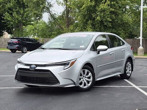 Used 2025 Toyota Corolla LE FWD image 2