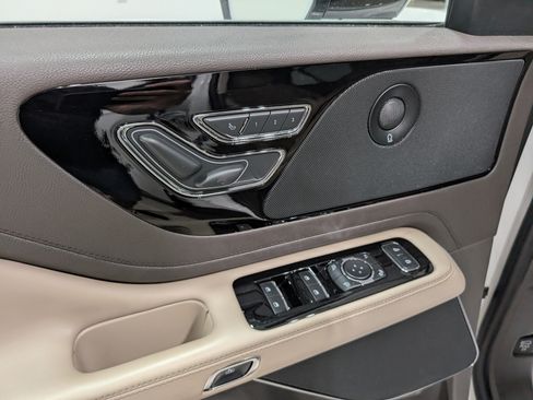 Used 2022 Lincoln Aviator Reserve w/ Elements Package Plus AWD/4WD image 16